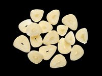 Scattered peeled garlic cloves isolated on transparent background, ready for food design, stickers, print on demand, T-shirts, clipart, and sublimation projects.