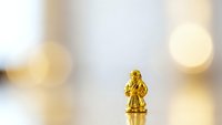 Golden chess knight piece standing alone with soft bokeh lights creating warm atmospheric background for strategy and business concepts.