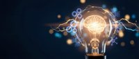 Glowing light bulb with illuminated brain inside, lightning bolts, gears and circuit elements on dark blue background, symbolizing AI and creative thinking.