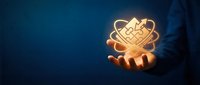 Glowing brain icon floating above open palm on dark blue background representing artificial intelligence, innovation and cognitive technology solutions.