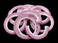Red onion rings isolated on transparent background, fresh sliced purple onion cut out for food clipart, stickers, t-shirt design, and print on demand use.