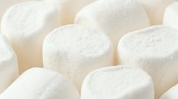 Soft white marshmallows dusted with powdered sugar, ideal for confectionery, candy, dessert, and food photography projects.